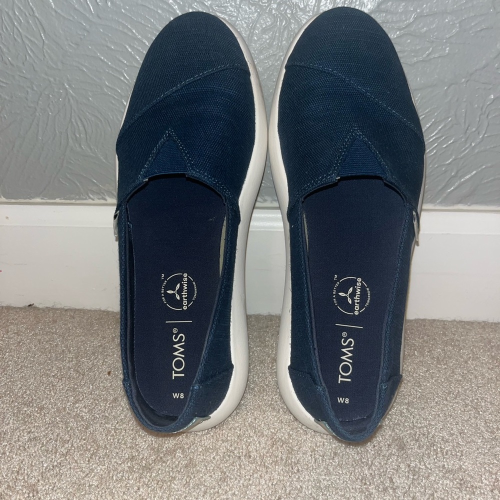 Toms Earthwise women’s slip on size 8